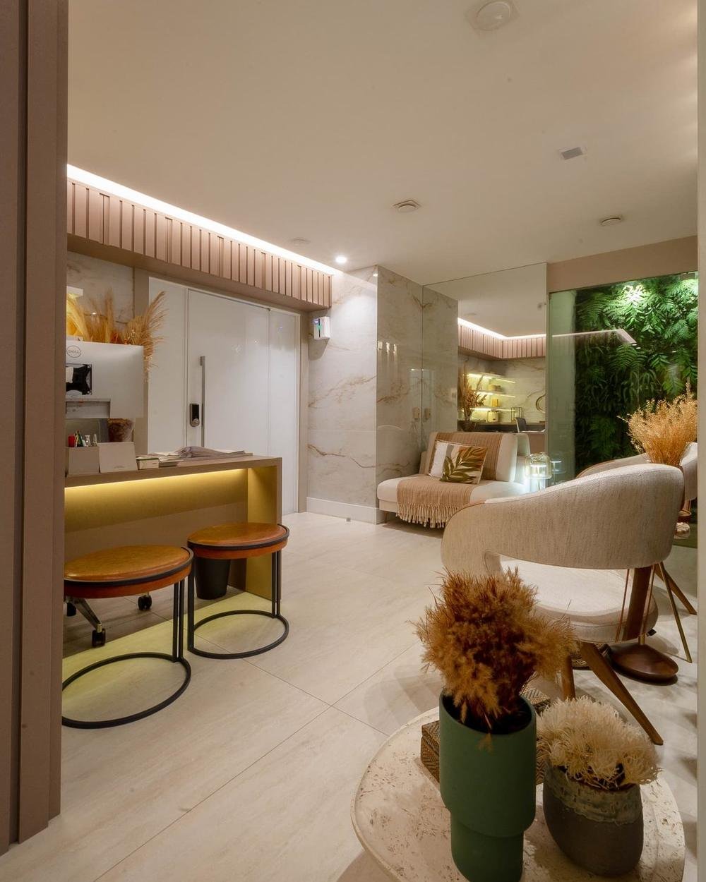 Recepção de projeto de interiores assinado pela Aurum Arquitetura